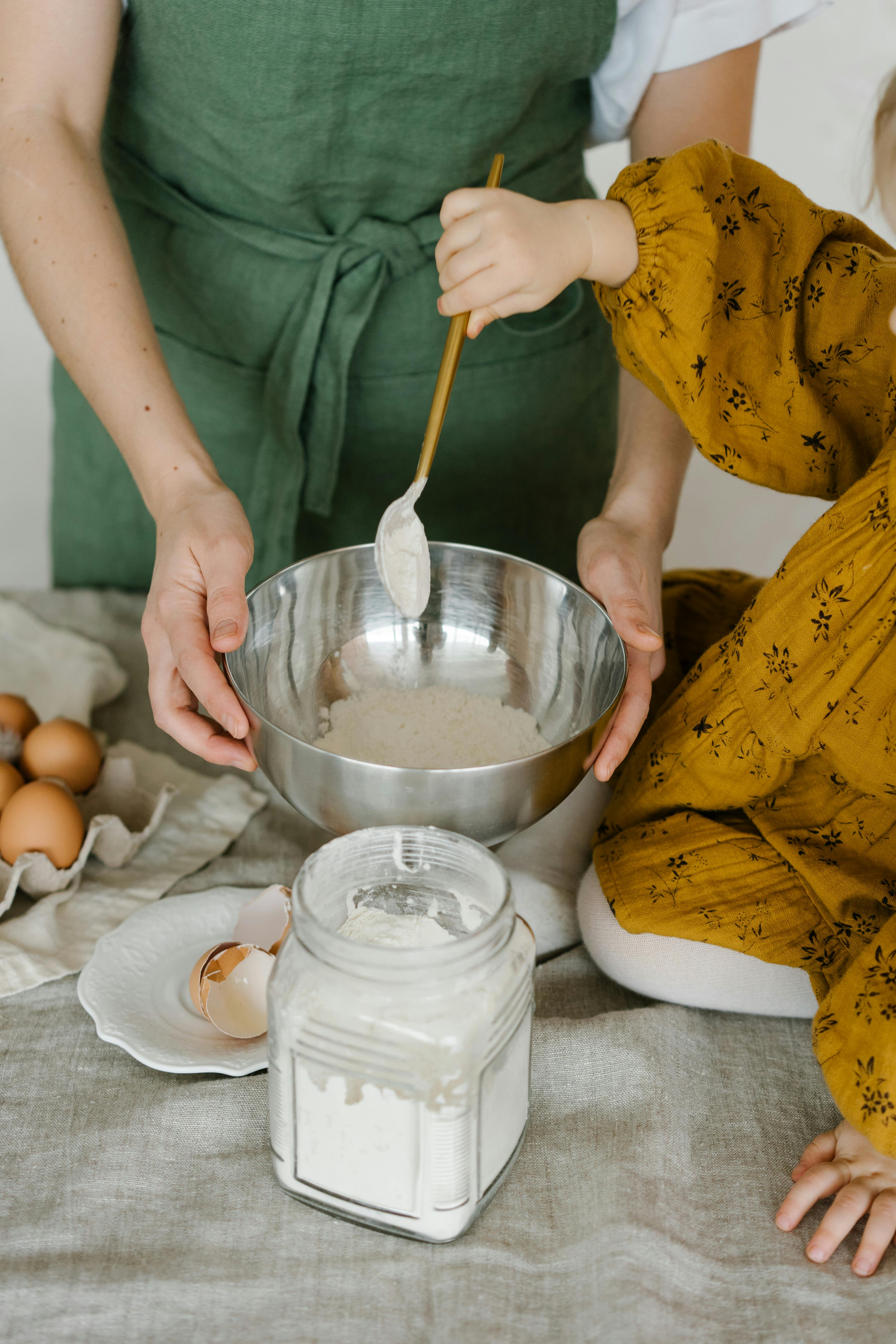 Koekjes worden gemaakt in de keuken